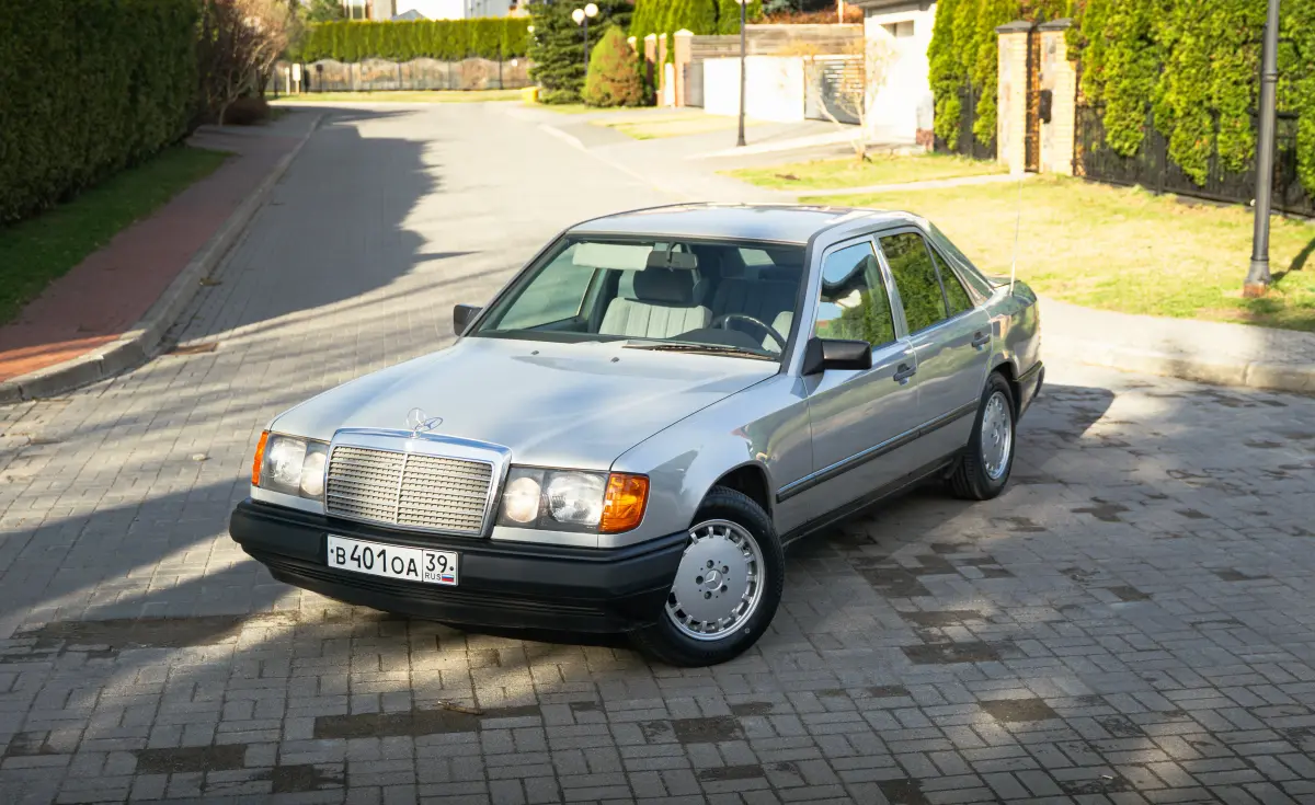 Mercedes-Benz 124, 1987 — фотография из автопарка Maxrent