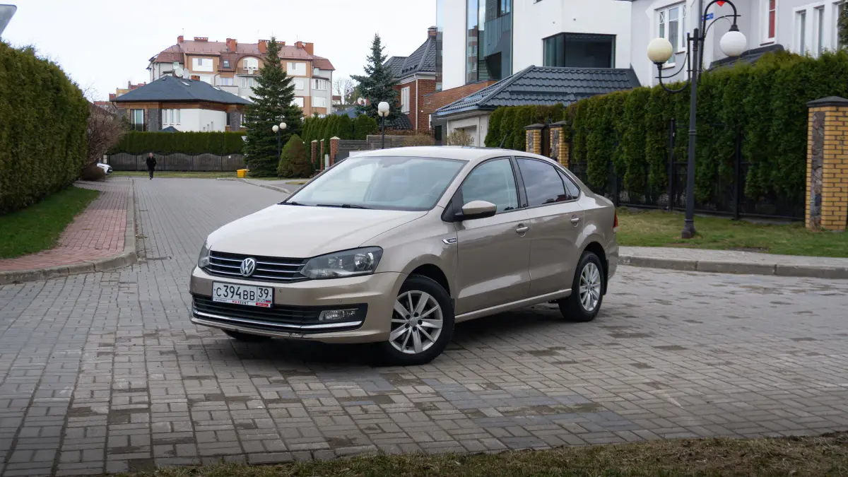 Volkswagen Polo, 2017 — фотография из автопарка Maxrent